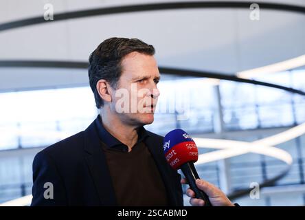 Hamburg, Deutschland. Februar 2025. Oliver Bierhoff, ehemaliger Nationalmannschaftsmanager, während eines Interviews auf der SPOBIS-Branchenkonferenz im CCH (Congress Center Hamburg). Quelle: Christian Charisius/dpa/Alamy Live News Stockfoto