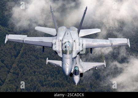 Eine finnische F/A-18 Hornet der Luftwaffe, die Luftkampfmanöver während eines Luft-Luft-Fotoshootings durchführt, ausgestattet mit fortschrittlichen Systemen ähnlich dem schwedischen Saab Gripen und angetrieben von GE F404-Motoren. Stockfoto