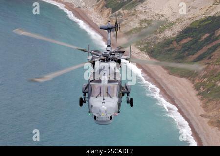 Royal Navy Lynx Hubschrauber im Flug, der seine Agilität und Vielseitigkeit unter Beweis stellt. Der Lynx wird von zwei LHTEC CTS800-4N-Motoren angetrieben und für U-Boot-Gefechtsmaßnahmen und Luft-Boden-Operationen eingesetzt. Stockfoto