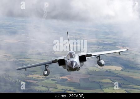 Panavia Tornado von der Deutschen Luftwaffe, der einen Hochgeschwindigkeitspass durchführt. Der Tornado wird von zwei Rolls-Royce RB199-Motoren angetrieben und ist bekannt für seine Vielseitigkeit in Luft-Boden-, Luft-Luft- und Aufklärungsmissionen. Stockfoto