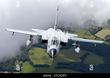 Deutsche Luftwaffe Panavia Tornado im Flug. Mit zwei Rolls-Royce RB199-Motoren ist die Tornado ein Multifunktionsflugzeug, das Bodenangriffe, Aufklärungs- und Luftabwehrmissionen durchführen kann. Stockfoto