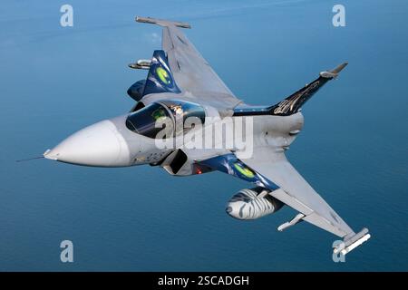 Die tschechische Luftwaffe Saab JAS 39 Gripen führt Kunstflugmanöver während eines Air-Air-Fotoshootings durch. Der Gripen wird vom Volvo RM12-Motor angetrieben, einer Variante des GE F404-Motors. Stockfoto