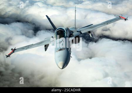 McDonnell Douglas F/A-18 Hornet der finnischen Luftwaffe ist ein vielseitiges Mehrzweck-Kampfflugzeug mit zwei F404-Motoren. Es ist für Luftkämpfe, Bodenangriffe und Aufklärungsmissionen konzipiert. Stockfoto