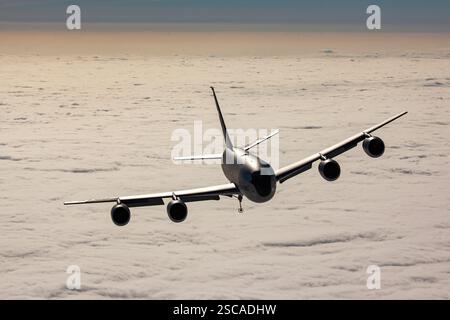 Die US Air Force KC-135 Stratotanker betankt während eines Luft-Luft-Fotoshootings. Der KC-135 wird von vier Pratt & Whitney J57-P-59W-Motoren angetrieben und spielt eine Schlüsselrolle bei Luft-Luft-Betankungsmissionen. Stockfoto