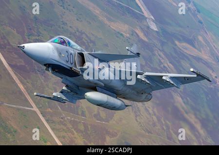 Eine ungarische Luftwaffe Saab JAS 39 Gripen führt ein Luftmanöver während eines Luft-Luft-Fotoshootings durch. Der Gripen wird von einem Volvo RM12 Turbofan-Motor angetrieben und ist für Mehrzweckmissionen konzipiert. Stockfoto