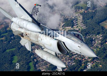 Die portugiesische Luftwaffe F-16 bekämpft den Falken während eines Air-Air-Fotoshootings. Die F-16 ist ein vielseitiges Kampfflugzeug, das von vielen Nationen eingesetzt wird und von einem Pratt & Whitney F100-PW-200-Triebwerk angetrieben wird. Stockfoto