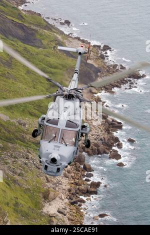 Royal Navy Lynx führt ein taktisches Manöver während eines Luft-Luft-Shootings durch. Der Lynx wird von zwei LHTEC CTS800-4N-Motoren angetrieben, die Zuverlässigkeit und Geschwindigkeit in Marinemissionen bieten. Stockfoto
