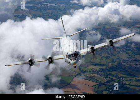Deutsche Marine Lockheed P-3C Orion im Flug. Die P-3 Orion wird von vier Turboprop-Motoren angetrieben und wird für Seefahrtpatrouillen, U-Boot-Gefechtsdienste und Geheimdiensteinsätze eingesetzt. Stockfoto