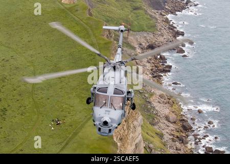 Royal Navy Lynx Hubschrauber fliegt über das Meer und zeigt seine Fähigkeiten für Seefahrtpatrouillen und Anti-U-Boot-Kriegsführung. Angetrieben von LHTEC CTS800-4N-Motoren ist es ein vielseitiges Marinestützgut. Stockfoto