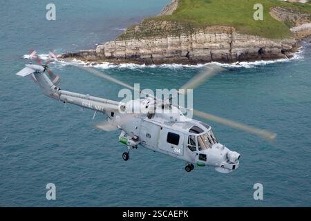 Royal Navy Lynx Helikopter im Flug, betont seine Vielseitigkeit und Rolle in der Anti-U-Boot-Kriegsführung. Der Hubschrauber wird von zwei LHTEC CTS800-4N-Triebwerken für schnellen Einsatz und taktische Missionen angetrieben. Stockfoto