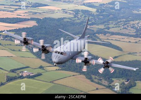 CP-140 Aurora der Royal Canadian Air Force führt eine Aufklärungsmission auf niedrigem Niveau durch. Angetrieben von vier Rolls-Royce T56-A-14 Turboprop-Motoren spielt er eine wichtige Rolle bei der Überwachung und bei der Seefahrtkontrolle. Stockfoto