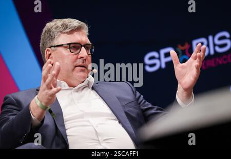 Hamburg, Deutschland. Februar 2025. Axel Hellmann, CEO von Eintracht Frankfurt, während einer Podiumsdiskussion auf der SPOBIS-Branchenkonferenz im CCH (Congress Center Hamburg). Quelle: Christian Charisius/dpa/Alamy Live News Stockfoto