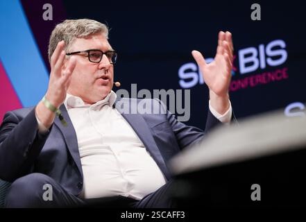 Hamburg, Deutschland. Februar 2025. Axel Hellmann, CEO von Eintracht Frankfurt, während einer Podiumsdiskussion auf der SPOBIS-Branchenkonferenz im CCH (Congress Center Hamburg). Quelle: Christian Charisius/dpa/Alamy Live News Stockfoto