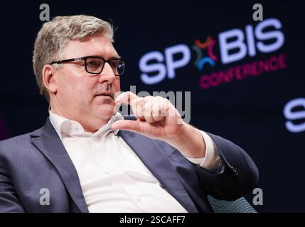 Hamburg, Deutschland. Februar 2025. Axel Hellmann, CEO von Eintracht Frankfurt, während einer Podiumsdiskussion auf der SPOBIS-Branchenkonferenz im CCH (Congress Center Hamburg). Quelle: Christian Charisius/dpa/Alamy Live News Stockfoto