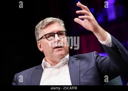 Hamburg, Deutschland. Februar 2025. Axel Hellmann, CEO von Eintracht Frankfurt, während einer Podiumsdiskussion auf der SPOBIS-Branchenkonferenz im CCH (Congress Center Hamburg). Quelle: Christian Charisius/dpa/Alamy Live News Stockfoto