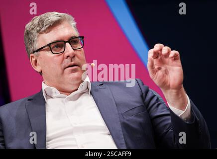 Hamburg, Deutschland. Februar 2025. Axel Hellmann, CEO von Eintracht Frankfurt, während einer Podiumsdiskussion auf der SPOBIS-Branchenkonferenz im CCH (Congress Center Hamburg). Quelle: Christian Charisius/dpa/Alamy Live News Stockfoto