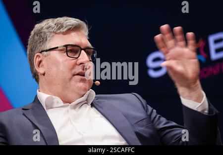 Hamburg, Deutschland. Februar 2025. Axel Hellmann, CEO von Eintracht Frankfurt, während einer Podiumsdiskussion auf der SPOBIS-Branchenkonferenz im CCH (Congress Center Hamburg). Quelle: Christian Charisius/dpa/Alamy Live News Stockfoto
