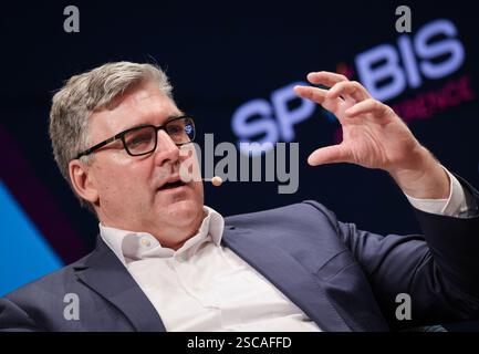 Hamburg, Deutschland. Februar 2025. Axel Hellmann, CEO von Eintracht Frankfurt, während einer Podiumsdiskussion auf der SPOBIS-Branchenkonferenz im CCH (Congress Center Hamburg). Quelle: Christian Charisius/dpa/Alamy Live News Stockfoto