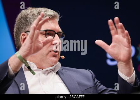 Hamburg, Deutschland. Februar 2025. Axel Hellmann, CEO von Eintracht Frankfurt, während einer Podiumsdiskussion auf der SPOBIS-Branchenkonferenz im CCH (Congress Center Hamburg). Quelle: Christian Charisius/dpa/Alamy Live News Stockfoto