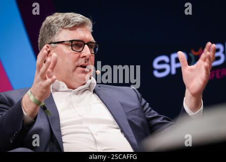 Hamburg, Deutschland. Februar 2025. Axel Hellmann, CEO von Eintracht Frankfurt, während einer Podiumsdiskussion auf der SPOBIS-Branchenkonferenz im CCH (Congress Center Hamburg). Quelle: Christian Charisius/dpa/Alamy Live News Stockfoto