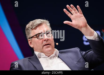 Hamburg, Deutschland. Februar 2025. Axel Hellmann, CEO von Eintracht Frankfurt, während einer Podiumsdiskussion auf der SPOBIS-Branchenkonferenz im CCH (Congress Center Hamburg). Quelle: Christian Charisius/dpa/Alamy Live News Stockfoto