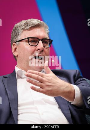 Hamburg, Deutschland. Februar 2025. Axel Hellmann, CEO von Eintracht Frankfurt, während einer Podiumsdiskussion auf der SPOBIS-Branchenkonferenz im CCH (Congress Center Hamburg). Quelle: Christian Charisius/dpa/Alamy Live News Stockfoto