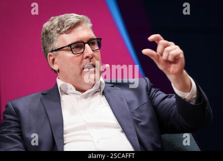 Hamburg, Deutschland. Februar 2025. Axel Hellmann, CEO von Eintracht Frankfurt, während einer Podiumsdiskussion auf der SPOBIS-Branchenkonferenz im CCH (Congress Center Hamburg). Quelle: Christian Charisius/dpa/Alamy Live News Stockfoto
