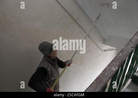 Nicht exklusiv: DNIPRO, UKRAINE - 5. FEBRUAR 2025 - Ein Mitglied des ersten ukrainischen Frauenbaubataillons arbeitet an der Restaurierung einer Wohnung in A Stockfoto