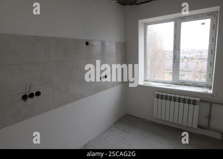 Nicht exklusiv: DNIPRO, UKRAINE - 5. FEBRUAR 2025 - eine Wohnung in einem mehrstöckigen Gebäude, das durch russischen Beschuss beschädigt wurde, der derzeit rekonstruiert wird Stockfoto