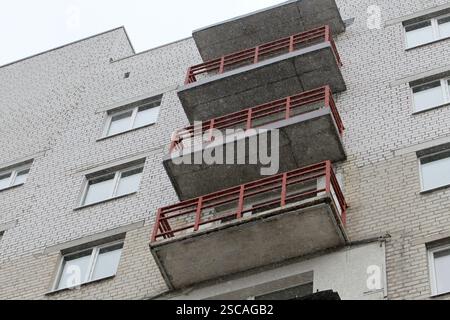 Nicht exklusiv: DNIPRO, UKRAINE - 5. FEBRUAR 2025 - Ein mehrstöckiges Gebäude, das durch russischen Beschuss beschädigt wurde, wird derzeit von der ersten U restauriert Stockfoto