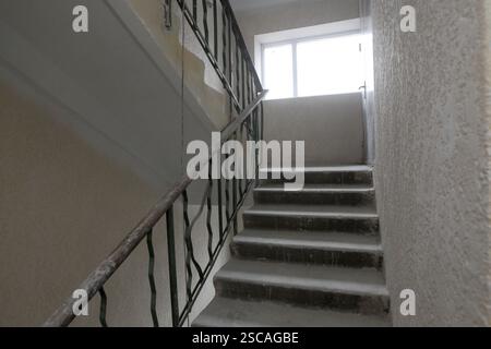 Nicht exklusiv: DNIPRO, UKRAINE - 5. FEBRUAR 2025 - Treppe in einem Appartementgebäude beschädigt durch russischen Beschuss, das derzeit restauriert wird Stockfoto