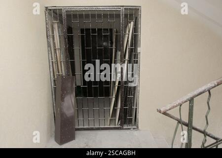 Nicht exklusiv: DNIPRO, UKRAINE - 5. FEBRUAR 2025 - Treppe in einem Appartementgebäude beschädigt durch russischen Beschuss, das derzeit restauriert wird Stockfoto