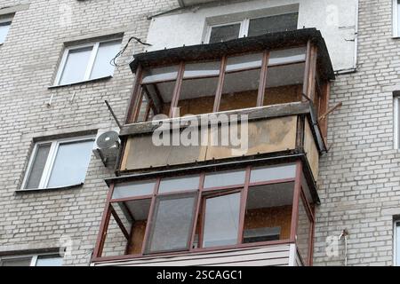 Nicht exklusiv: DNIPRO, UKRAINE - 5. FEBRUAR 2025 - Ein mehrstöckiges Gebäude, das durch russischen Beschuss beschädigt wurde, wird derzeit von der ersten U restauriert Stockfoto