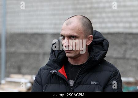 Nicht exklusiv: DNIPRO, UKRAINE - 5. FEBRUAR 2025 - der Direktor von Dnipro-Budservice LLC Bohdan Olshanskyi wird vor einem mittelhohen Gebäude gesehen, das durch beschädigt wurde Stockfoto