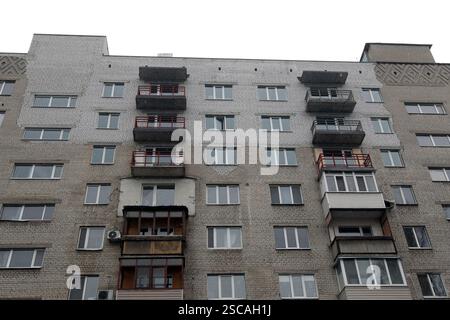 Nicht exklusiv: DNIPRO, UKRAINE - 5. FEBRUAR 2025 - Ein mehrstöckiges Gebäude, das durch russischen Beschuss beschädigt wurde, wird derzeit von der ersten U restauriert Stockfoto