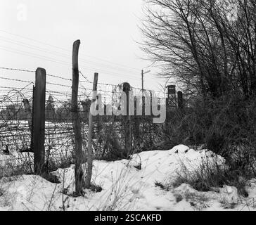 Beleuchtete Stacheldraht zaun Grenze in die DDR mit Wachturm in Berlin. Stockfoto