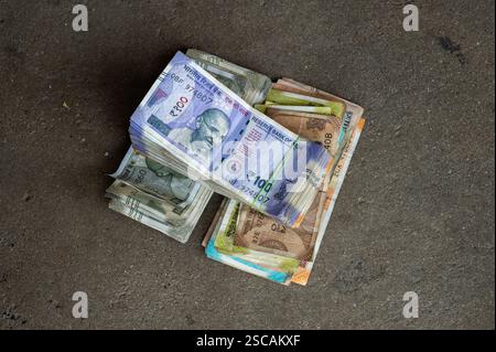INDIEN - Dezember 2024: Rupien auf der Straße. Stockfoto