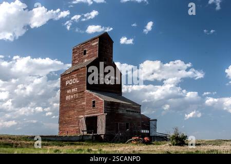 Ein großes rotes Gebäude mit den Worten Pool auf der Seite. Es ist ein Getreidesilo. Das Gebäude ist alt und hat viel Rost Stockfoto