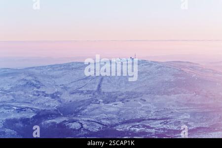 Blick aus der Vogelperspektive auf den Brocken im Winter, den höchsten Gipfel des Harzes in Sachsen-Anhalt. Stockfoto