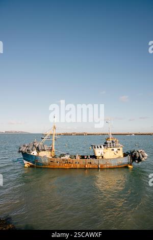 Ein altes Fischerboot oder Trawler, der im Hafen von Brixham in Devon UK vor Anker liegt Stockfoto