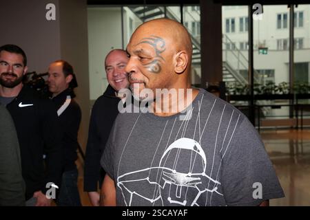 Mikkel Kessler & Mike Tyson in Kopenhagen Michael Gerard Tyson (* 30. Juni 1966 in Kopenhagen) ist ein ehemaliger US-amerikanischer Boxer, der von 1985 bis 2005 teilnahm. Er regierte als unangefochtener Weltmeister im Schwergewicht und hält den Rekord als jüngster Boxer, der mit 20 Jahren, vier Monaten und 22 Tagen einen Titel im Schwergewicht gewann.[5] Tyson gewann seine ersten 19 Profikämpfe durch Knockout oder Stop, 12 davon in der ersten Runde. 1986 gewann er den WBC-Titel, nachdem er Trevor Berbick in der zweiten Runde besiegt hatte, und ergänzte die WBA- und IBF-Titel, nachdem er 1987 James Smith und Tony Tucker besiegt hatte. Dies Stockfoto