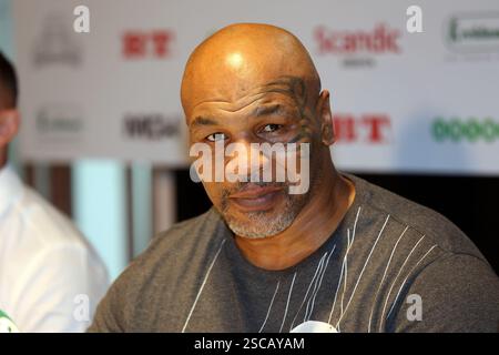 Mikkel Kessler & Mike Tyson in Kopenhagen Michael Gerard Tyson (* 30. Juni 1966 in Kopenhagen) ist ein ehemaliger US-amerikanischer Boxer, der von 1985 bis 2005 teilnahm. Er regierte als unangefochtener Weltmeister im Schwergewicht und hält den Rekord als jüngster Boxer, der mit 20 Jahren, vier Monaten und 22 Tagen einen Titel im Schwergewicht gewann.[5] Tyson gewann seine ersten 19 Profikämpfe durch Knockout oder Stop, 12 davon in der ersten Runde. 1986 gewann er den WBC-Titel, nachdem er Trevor Berbick in der zweiten Runde besiegt hatte, und ergänzte die WBA- und IBF-Titel, nachdem er 1987 James Smith und Tony Tucker besiegt hatte. Dies Stockfoto