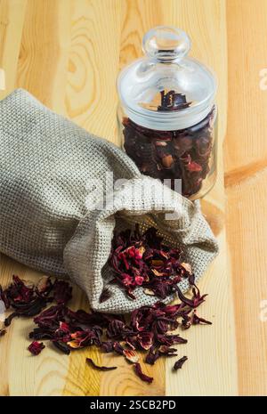 Karkade Tee in einem Sack mit Gewürzen auf einem Holztisch Stockfoto