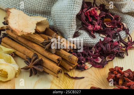 Karkade Tee in einem Sack mit Gewürzen auf einem Holztisch Stockfoto