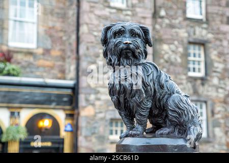 Edinburgh, Schottland, Vereinigtes Königreich - 10. Oktober 2013: Statue des berühmten Hundes Greyfriars Bobby. Ein Skye Terrier, der 14 Jahre lang das Grab seines Besitzers bewachte Stockfoto