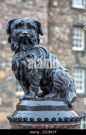 Edinburgh, Schottland, Vereinigtes Königreich - 10. Oktober 2013: Statue des berühmten Hundes Greyfriars Bobby. Ein Skye Terrier, der 14 Jahre lang das Grab seines Besitzers bewachte Stockfoto
