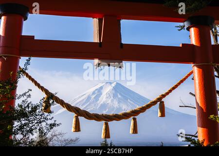 Fuji Berg durch ein Torii Tor Stockfoto
