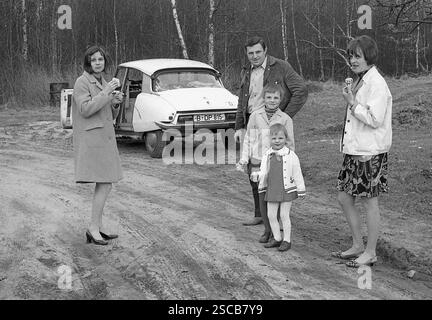 Familie in Neudorf-Platendorf auf einem Autoausflug. [Automatisierte Übersetzung] Stockfoto