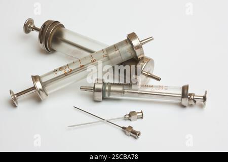 Spritzen altes Modell auf weißem Hintergrund Stockfoto