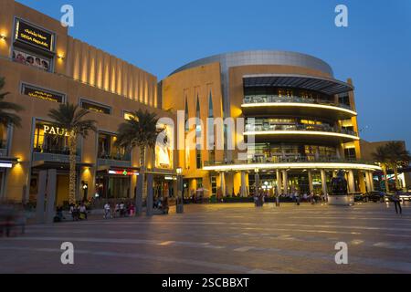 DUBAI, VAE - 13. NOVEMBER: Weltweit größtes Einkaufszentrum basierend auf der Gesamtfläche und sechstgrößte nach Bruttomietfläche, 13. November 2013 in Dubai, VAE Stockfoto
